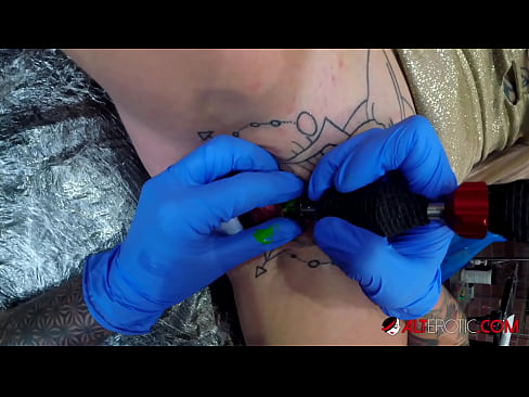 ❤️ Sully Savage, hottie estremamente tatuata, hà fattu un tatuatu nantu à u clitoris Super porn à co.kutjeporno.ru ﹏